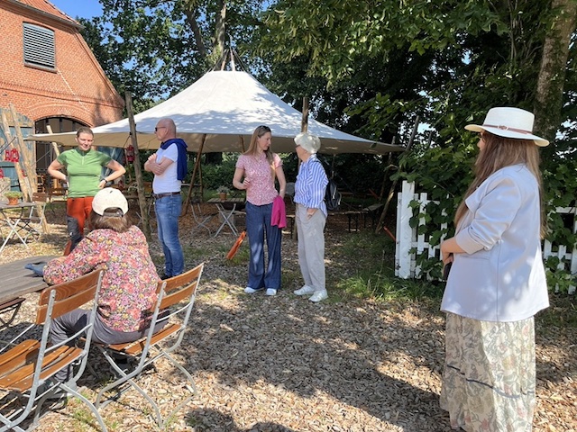 2025 08 08 DAB SH Weinbergwanderung vor Hofcafé
